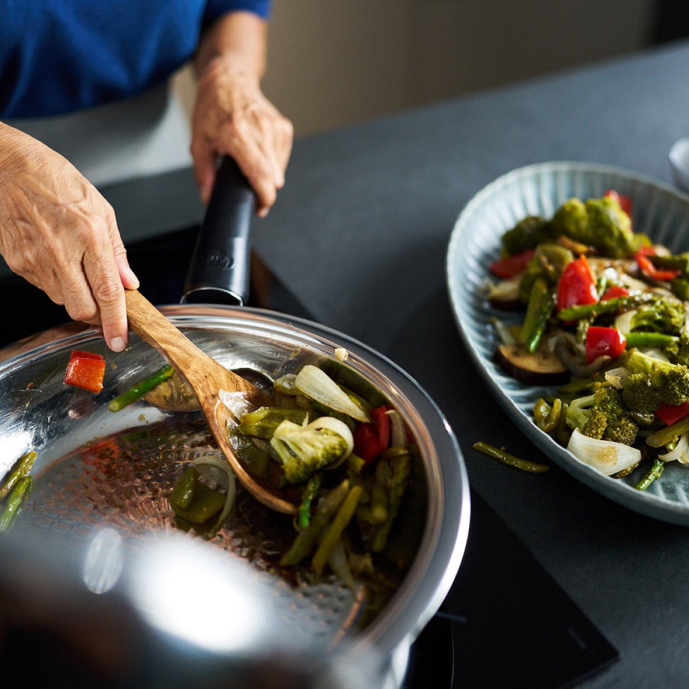Verduras servidas desde una sartén de acero inoxidable AMC sin recubrimiento